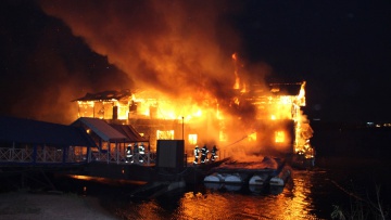 Згорілий вчора в Києві плаваючий ресторан був застрахований в СК "Саламандра-Україна"